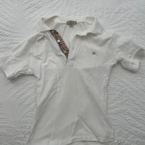 Burberry Piké - Jätte snygg insydd och figur formad burberry piké, äkta såklart 