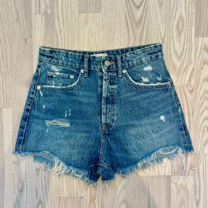 Säljer dessa  jeansshorts från Zara i storlek 36 💛