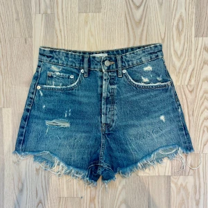 Blå jeansshorts från Zara - Säljer dessa  jeansshorts från Zara i storlek 36 💛
