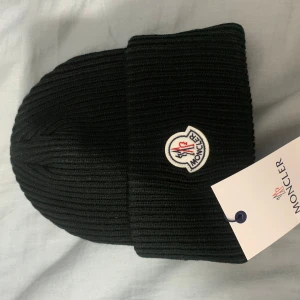 Moncler mössa - Jätte fin mössa aldrig använt den har qr kod nfc tag vid snabb affär kan priset diskuteras.