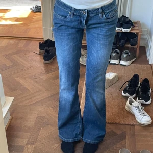 Low waist Jeans - Säljer nu dessa jättesnygga Low waist jeans eftersom de tyvärr var för stora för mig💕 De är i nyskick och aldrig använda av mig, bara testade!💕 Kontakta mig vid intresse och tryck inte på köp nu💕 MÅTT: Midjemått: 39x2cm Innerbenslängd: 78cm