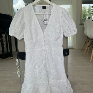 Vit sommarklänning  - Oanvänd vit sommarklänning i storlek: S från Gina Tricot 