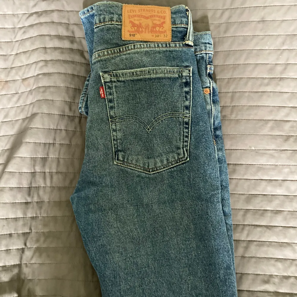 Hej jag säljer dessa snygga Levi’s jeans, knappt använda och kostar enbart 130kr. Jeans & Byxor.