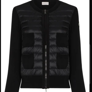 SÖKER!!!! - Söker en svart moncler cardigan i S för bra pris, hör av er om ni har en 🩷
