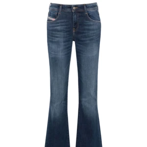 Lågmidjade bootcut jeans - Säljer dessa lågmidjade jeans från diesel då de är använda ungefär 1-2 gånger och används ej längre pga att de är för små! Jättebra skick!