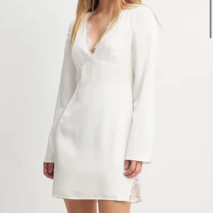 Student kläning från NA-KD  - Säljer denna endast testade superfina klänningen - perfekt till tex student. Inte genomskinlig alls och alla lappar är kvar! 