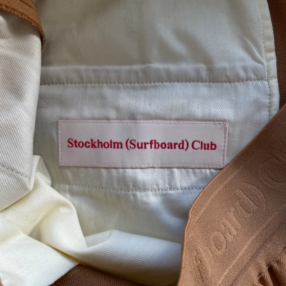 Ett par helt nya ”Relaxed Fit Trousers” från Stockholm (Surfboard) Club till salu! Storlek L men passar även mig som bär S! Riktigt fina brallor! 👌🏼Tveka inte på att höra av dig vid funderingar! 😊. Jeans & Byxor.