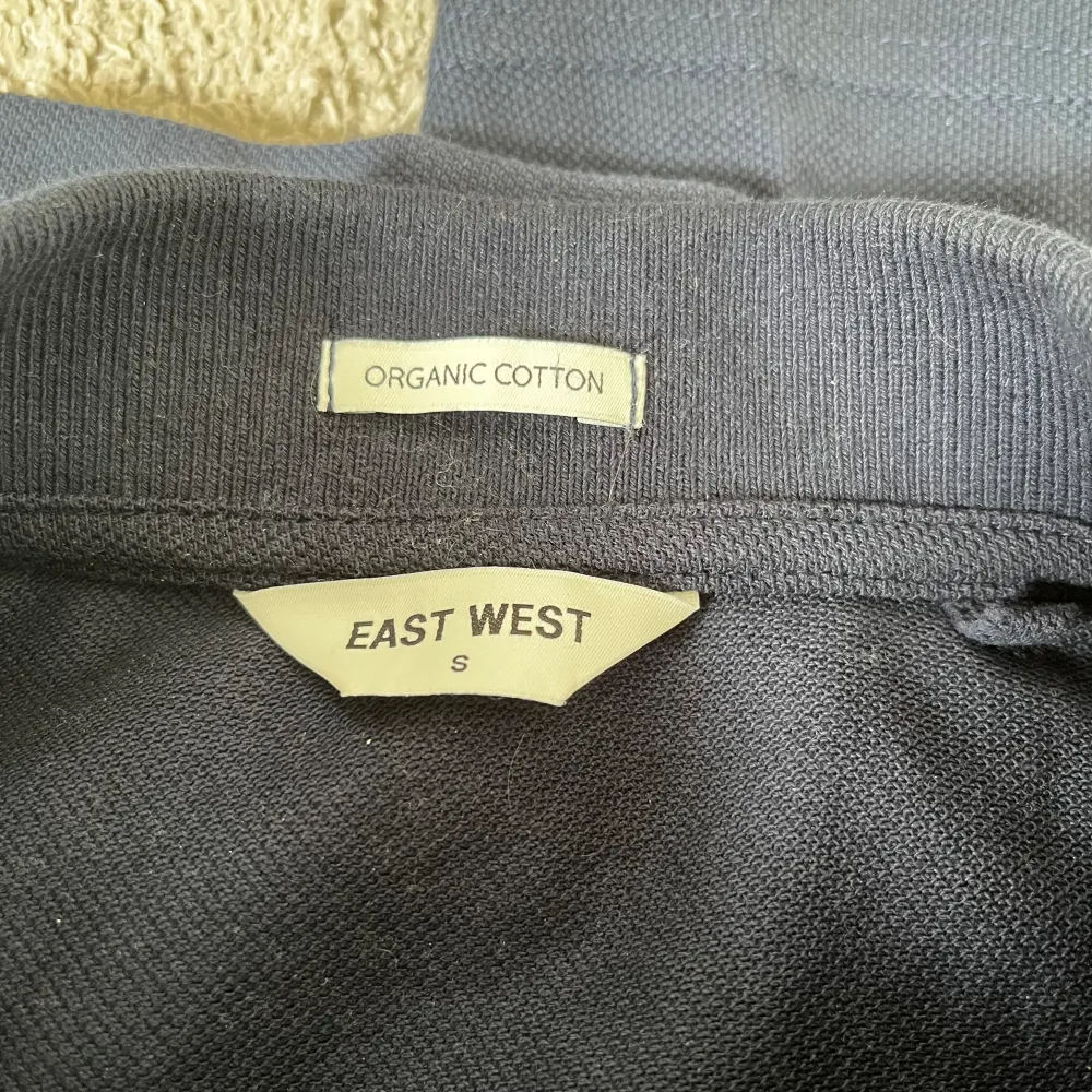 Jag säljer min långärmade East west tröja, den är i storlek s och bara använd 1 gång. Nypris är 600 kr. Kom gärna med prisförslag!!. Tröjor & Koftor.