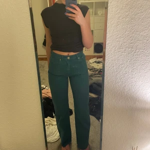 Grön turkosa jeans - Grön/ turkosa jeans med hög midja. Aldrig använda