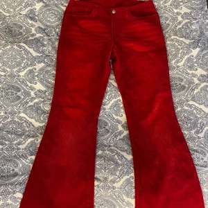 Röda Low waist Bootcut Jeans - Jättesnygga röda Bootcut Jeans som är low waist, jag säljer dessa då de tyvärr är för små för mig😕 Ifall ni vill ha fler bilder är det bara att skriva privat! Pris går att diskutera!
