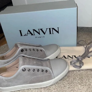 LANVIN’s - Säljer dessa asfrächa lanvins som fortfarande är i bra skick, skulle säga 7-8/10 i den unika gråa färgen som är perfekt för våren🔥. Knappast använda och priset kan diskuteras vid snabb affär. Tar byten🙌