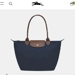 En longchamp väska mörkblå storlek m// s perfekt storlek  - En longchamp väska i mörkblå perfekt storlek skriv om ni har frågor eller funderingar:) 