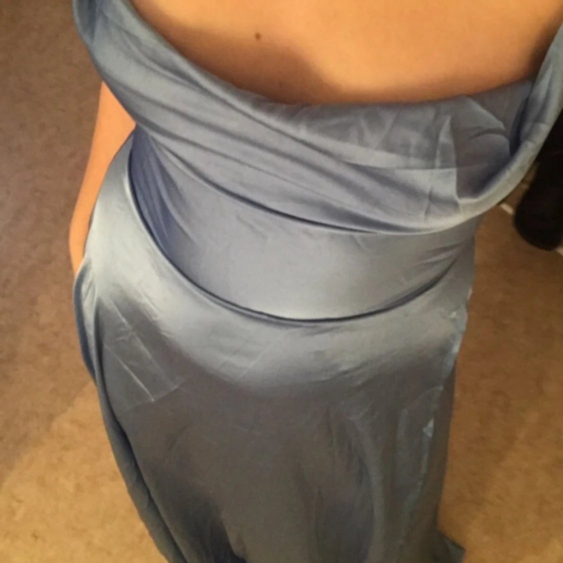 Blå satinklänning  - 91