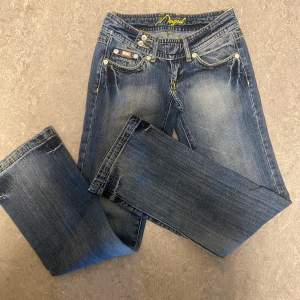 Sjukt coola och snygga lågmidjade jeans i bra skick. Midjemått 25 (xs/xxs)