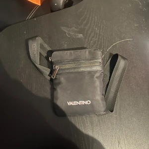 Valentino Väska  - Valentino Axelremsväska. Använd. Hör av vid intresse.