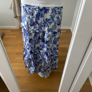 Långkjol - Fin kjol, andvänd få gånger i jättebra skick!