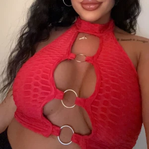 topp  - crop top strl S men passar M (jag är egentligen M) stretchig. Använd 2 ggr