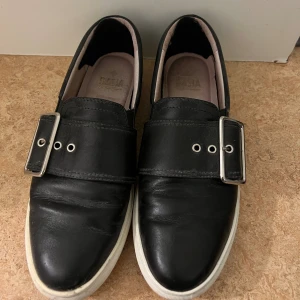 Daylily Buckle black Dasia Skor  -  nypris  999kr . använda ett par gånger, rensar min garderob! Den är i bra sick inget fel 😁🙌🏼