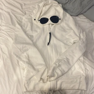 Cp company zip hoodie  - Köpte den för nån månad sen men inte haft på mig den så mycket den är top skick och äkta hittar inte kvittot men ska leta köpte den ny för 3,6 elr nåt sånt 