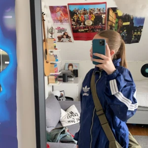 adidas windbreaker mörkblå - Säljer en skitsnygg mörkblå Adidas windbreaker. Ganska bra skick bara ett litet hål längst ner vid dragkedjan (  meddela  efter fler bilder ) 