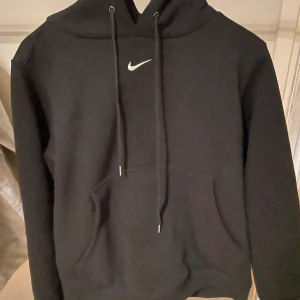Nike hoodie  - En nice svart Nike hoodie. Storlek M. Helt oanvänd. Nypris 1000kr. Är öppen för förhandlingar.