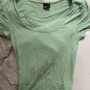 Jätteskön ljusgrön tajt t-shirt från Ginatricot i storlek Xs. Använd 2-3 gånger.