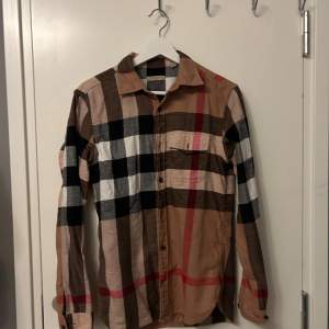 Säljer min burberry skjorta som jag inte använder längre. Storlek S men passar även M. Väldigt unik modell 