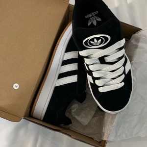 Addidas campus 00  - Säljer mina helt nya addidas campus 00 i denna snygga svarta färgen. 