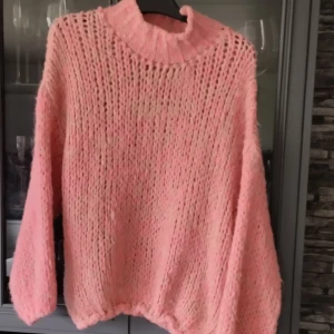 MARTA Grovstickad - En Grovstickad tröja i färgerna beige & rosa från märket MARTA. Använd två gånger och är i nyskick.