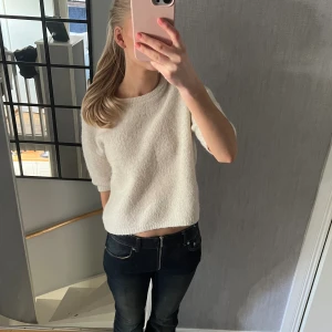 Stickad t-shirt - Stickad t-shirt i jättebra skick Storlek xs, passar S också