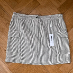 Ny Randig Kjol - Aldrig använd, köpte fel storlek