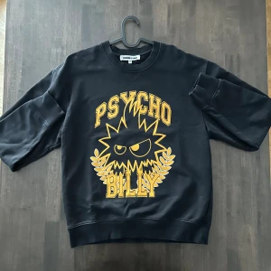 McQ by Alexander McQueen Psycho Billy Sweatshirt - Sweatshirt från McQ by Alexander McQueen Storlek Medium Nypris ca 2500kr