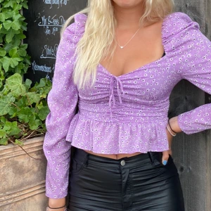 Zaratopp - Säljer denna supersöta topp från Zara💜🌸Endast använd ett fåtal gånger. 