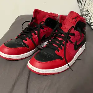 Säljer nu mina Air Jordan 1 Mids Röda då de inte kommer till användning, storlek 45, har använts en del gånger för något år sedan, de är lite creasade som ni ser på bilden annars inga deffekter 
