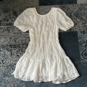 Vit klänning - Köpt som studentklänning men passade inte. Ny med prislapp