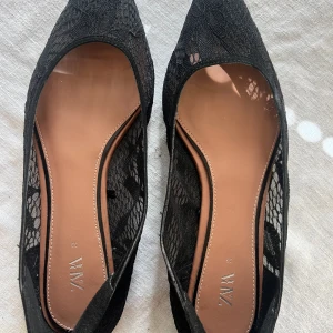 Ballerina  - Svarta, spetsiga ballerinaskor från Zara, använd två gånger. 