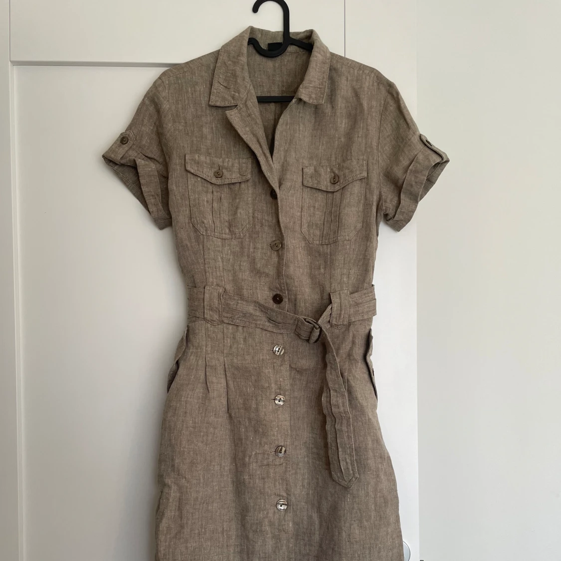 Kakifärgad safariklänning i lin 