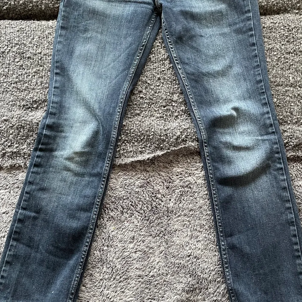 Säljs endast pga dom är för små för mig, men ursnygga och bekväma! Vanligt jeans material, små i storleken❗️. Jeans & Byxor.