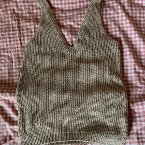 Beige skimrig topp - Söt beige stickad topp, lite glittrig, bra skick! Står ingen storlek men skulle säga S eller M. Skriv för mått m.m