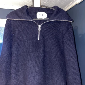 NN07 Half Zip - Säljer min Marinblå Half Zip från NN07 då den är snäppet för stor för mig så jag har köpt en annan med mindre storlek. Nypriset är 1800 och jag säljer den endast för 500.