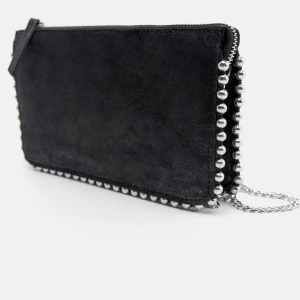 Väska ifrån Zara - Säljer denna väskan ifrån zara, köpt för något år sedan och använt få tal gånger💕