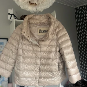 Herno jacka - Säljer nu min sååååå snygga herno jacka i stolek IT42 vilket motsvarar 36/S. Den har inga defekter och är ren🫶🏼 Köptes för 2 år sen på Mathilde🫶🏼 pris kan diskuteras❤️‍🔥❤️‍🔥