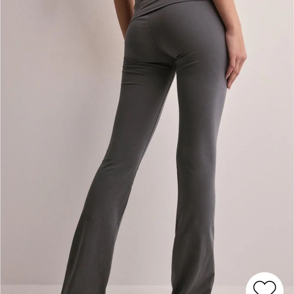 Säljer dessa lågmidjade yoga pants från Nelly. De är helt nya har aldrig använt, de ligger kvar i påsen med lappen och allt. Råkade köpa 2 par. Fråga gärna om egna bilder. ☺️ Nypris: 299 . Jeans & Byxor.