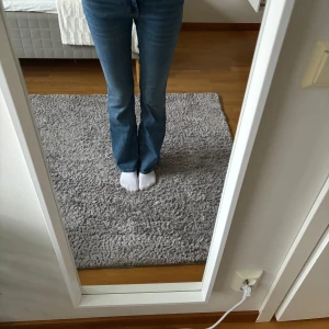 Low waist bootcut jeans - Helt oanvända lågmidjade jeans från Gina Tricot. Säljer för att jag inte tycker de passar mig. Jag är 173 för referens. Skriv ifall ni har några frågor💕