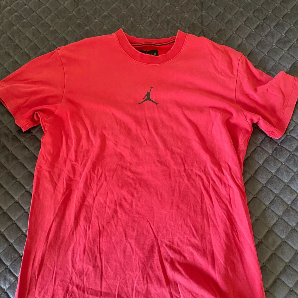 Strlk: S Märke: Air Jordan Färg: Röd. T-shirts.