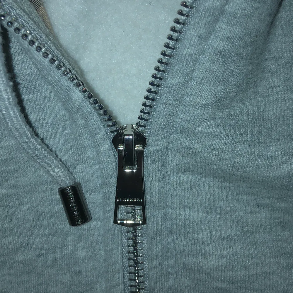 Burberry zip hoodie skick 10/10 den är storlek M men passar mer som S/M. Skriv för mer frågor! Har kvitto!!. Hoodies.