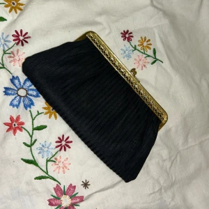 Mini väska  - Super söt, fin och elegant väska. Passar perfekt till balen eller andra evenemang🖤