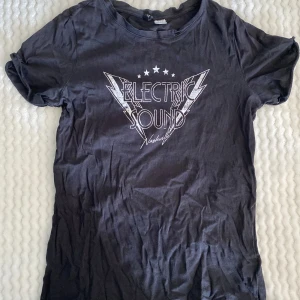 Electic sound t-shirt ifrån H&M - Electric sound t-shirt ifrån H&M, 10kr
