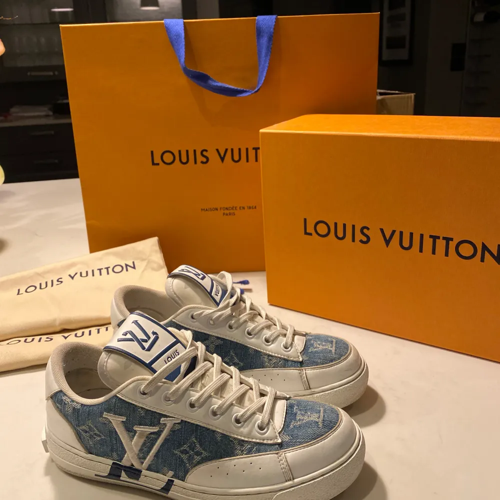Tjena🌞 Säljer dessa galna Louis Vuitton skorna, perfekta skon nu inför sommaren, sjukt snyggt med jeans materialet på skon😍. Skorna är i jätte bra skick, kvitto, box & påse tillkommer. Hör av er vid funderingar 🤩. Skor.