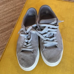 Selected home mocka skor  - Selected home mocka skor använda men ändå fina finns bara en defekt (se på sista bilden) där av priset 